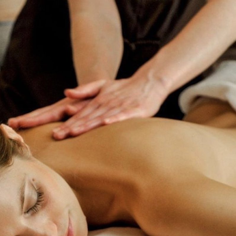 massage californien BORDEAUX Massage des muscles de la jambe avec des techniques de pression.